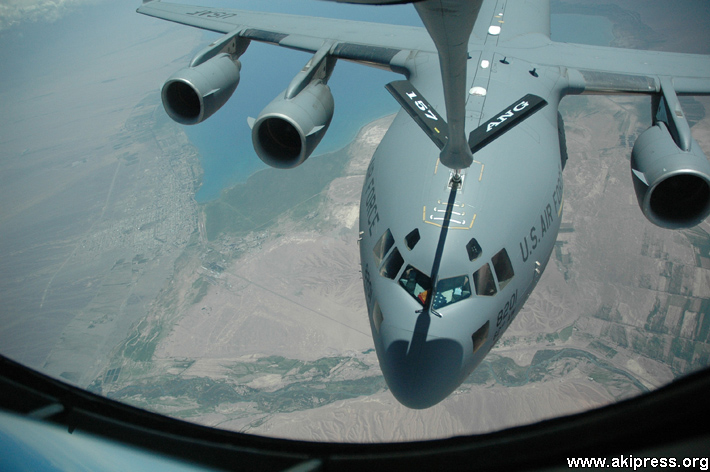 Американский самолет-топливозаправщик KC-135 в Манасе