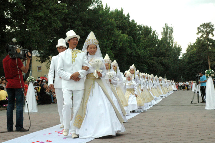 Массовая свадьба в Бишкеке (1)