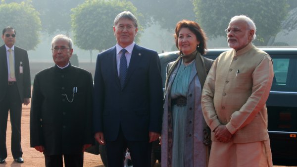 Алмазбек Атамбаев вылетел с национальным визитом в Индию