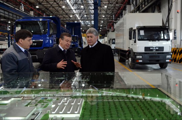 Фоторепортаж – А.Атамбаев и Ш.Мирзиёев посетили предприятия Man Auto-Uzbekistan и Uz autotrailer в Самарканде - Tazabek