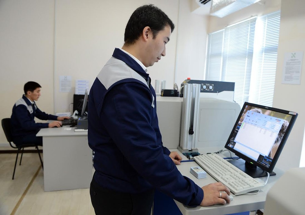 А.Атамбаев биометриялык паспортторду даярдоо системасынын иши менен таанышты