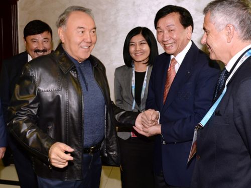 назарбаев в кожаной куртке