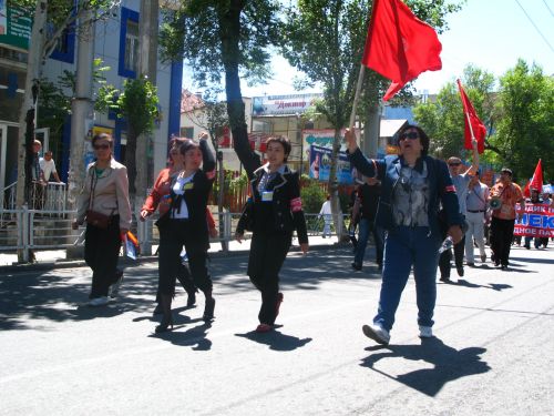 В Бишкеке прошло мирное шествие в поддержку Временного 
правительства
