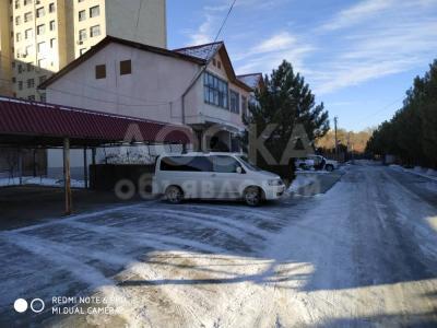 Сдаю таунхаус 6-комнатную 300кв. м., этаж-3, 10-сот., стена кирпич, Ахунбаева-Малдыбаева.