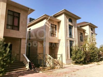 Продаю таунхаус 5-комнатную 220кв. м., этаж-2, 3-сот., стена кирпич, VIP городок "Family Village" Киргизия 1, 176 000$.