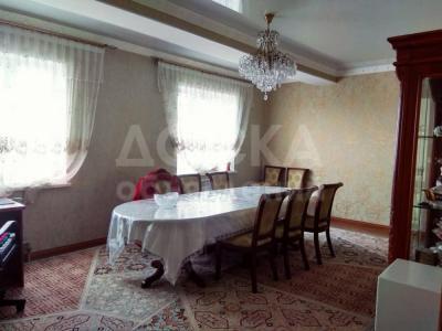 Продаю 4-комнатную квартиру, 134кв. м., этаж - 10/10, средний Джал.