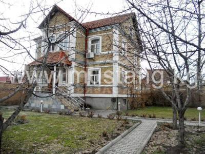 Сдаю дом 5-комнатную 400кв. м., этаж-2, 6-сот., стена кирпич, Медерова Абая.