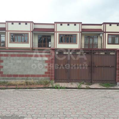 Продаю таунхаус 5-комнатную 220кв. м., этаж-2, 2.5-сот., стена кирпич, Абдрахманова (Киргизия-1).