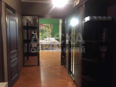 Продаю 4-комнатную квартиру, 150кв. м., этаж - 4/10, центр, "Дордой плаза".
