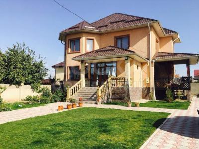 Продаю дом 6-комнатную 330кв. м., этаж-2, 8-сот., стена кирпич, Арча Бещик.