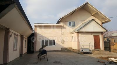 Продаю дом 7-комнатную 115кв. м., этаж-2, 9-сот., стена кирпич, с Новопавловка 9-соток (ориентир Народный и Империя).