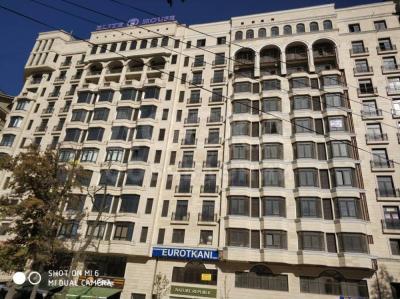 Продаю 4-комнатную квартиру, 155кв. м., этаж - 9/10, Боконбаева-Тыныстанова.