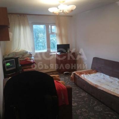 Продаю квартиру 2-ком., 42кв. м., этаж - 5/5, ул.Боконбаева/ М/Гвардия.
