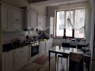 Продаю 3-комнатную квартиру, 134кв. м., этаж - 2/10, Горького-Тыныстанова.