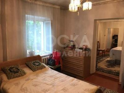 Продаю полдома 3-комнатную 60кв. м., этаж-1, 3-сот., стена кирпич, Рабочий городок.