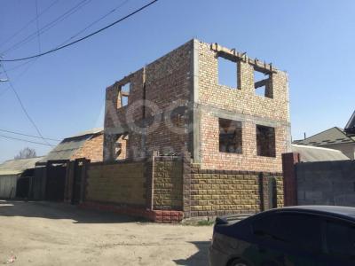 Продаю дом 7-комнатную 180кв. м., этаж-3, 2.5-сот., стена кирпич, Недалеко от Аламединского рынка.