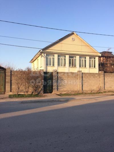 Продаю дом 5-комнатную 200кв. м., этаж-2, 10-сот., стена кирпич, Аламедин-1, Салиева-Ауэзова.