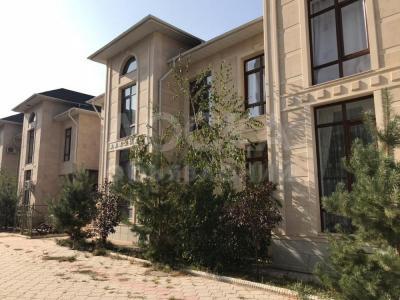 Продаю дом 5-комнатную 220кв. м., этаж-1, 5-сот., стена кирпич, Элитный городок "Family Village".