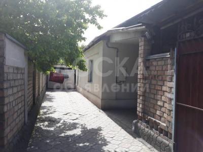 Продаю дом 6-ком., 141,8м2кв. м., этаж-1, 4сотки(по докум), 4,13сотки(по факту)-сот., стена кирпич, ул.8Марта.