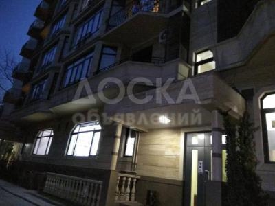 Продаю 4-комнатную квартиру, 170кв. м., этаж - 2/10, Эркиндик 14/ пересек.боконбаева.