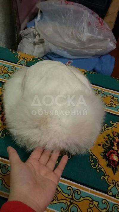Продаю белую шубу 48 размер (4000 сом) и шапку (2500 сом) из заячьей шерсти.
