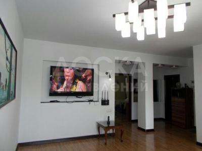 Продаю квартиру 4-ком., 110кв. м., этаж - 2/5, Токтогула/Уметалиева.