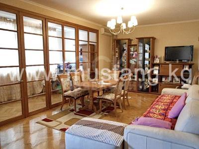 Продаю 3-комнатную квартиру, 122кв. м., этаж - 2/10, 8 микрорайон.