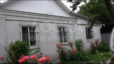 Продаю дом 4-комнатную 100кв. м., этаж-1, 3-сот., стена кирпич, ул.Васильева/Тоголок-Молдо.