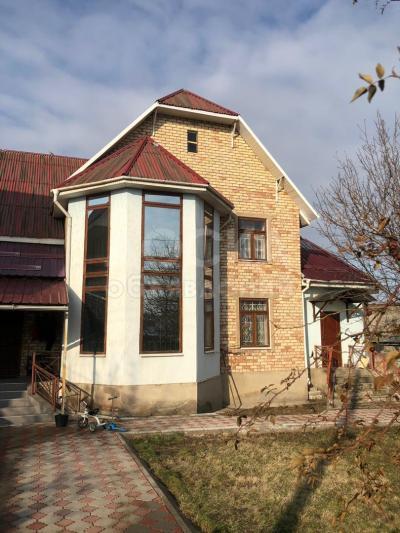 Продаю дом 5-комнатную 200кв. м., этаж-2, 13-сот., стена кирпич, село.Селекционная.