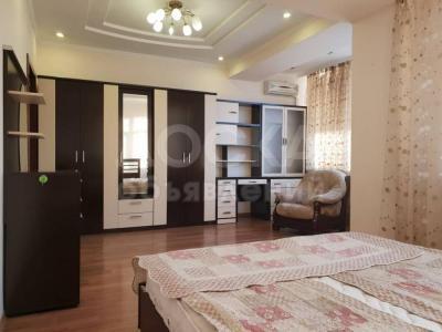 Сдаю 3-комнатную квартиру, 136кв. м., этаж - 4/10, Исанова - пр. Чуй.