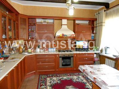 Продаю дом 10-ком., 230кв. м., этаж-2, 4,75-сот., стена кирпич, Медерова Элебаева.