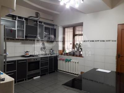 Продаю дом 5-комнатную 209кв. м., этаж-2, 4-сот., стена кирпич, Ахунбаева-Матросова.
