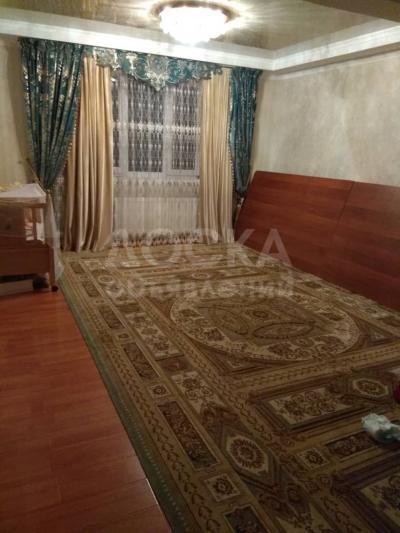 Продаю дом 6-комнатную 180кв. м., этаж-3, 4-сот., стена кирпич, Рабочий городок.