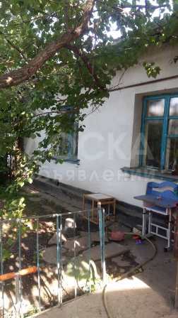 Продаю полдома 3-ком., 32кв. м., этаж-1, 2-сот., стена кирпич, Киркомстром.