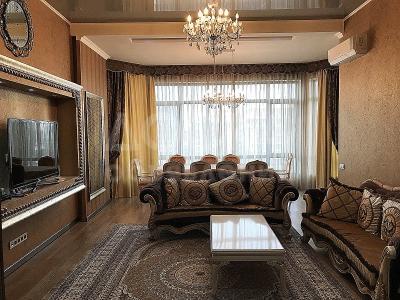 Продаю 4-комнатную квартиру, 152кв. м., этаж - 9/10, Боконбаева - бул. Эркиндик (Дзержинского).