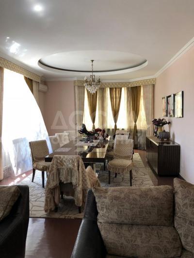 Продаю дом 10-ком., 300кв. м., этаж-3, 7-сот., стена кирпич, Ахунбаева/Бектенова.