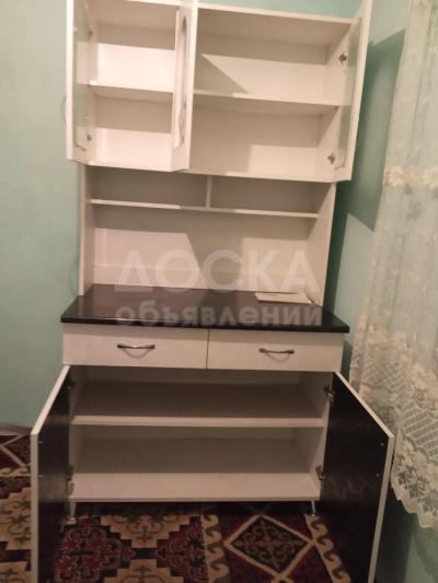 Срочно продаю кухонный буфет, состояние новый, недавно купили,размер 1м,высота 2 метр