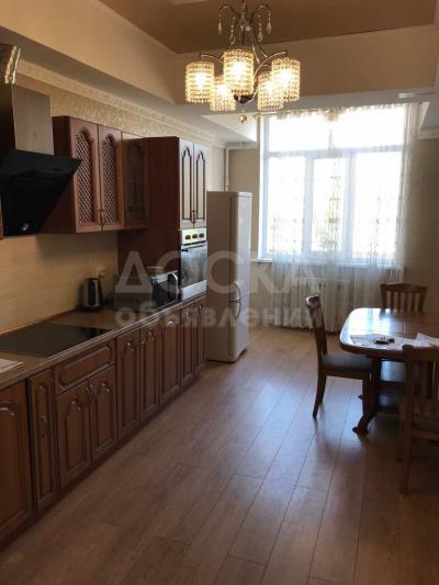 Продаю 3-комнатную квартиру, 112кв. м., этаж - 2/10, ул. Исанова / ул. Московская.
