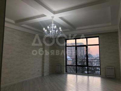 Продаю 2-комнатную квартиру, 70кв. м., этаж - 4/10, ул.Горького-Тыныстанова.