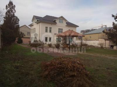Продаю дом 7-комнатную 300кв. м., этаж-3, 12-сот., стена кирпич, Мира / Магистраль.