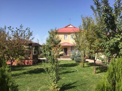 Продаю дом 4-комнатную 240кв. м., этаж-3, 10-сот., стена кирпич, Кок Жар.