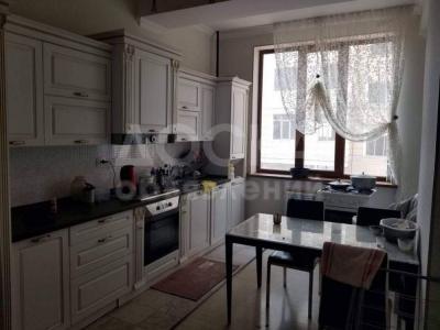 Продаю 3-комнатную квартиру, 134кв. м., этаж - 2/10, Горького/Тыныстанова.