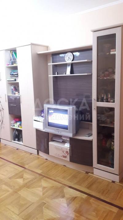 Продаю 1-комнатную квартиру, 32кв. м., этаж - 1/4, 8 мкр.