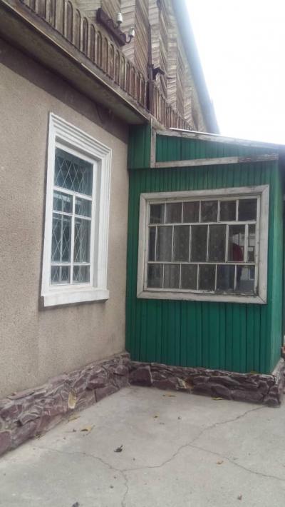 Продаю полдома 3-комнатную 52кв. м., этаж-1, 5-сот., стена кирпич, Манаса/Ленинградская.
