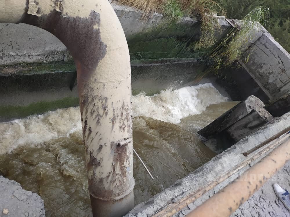 Стоки воды сначала поступают в этот канал. Он один принимает все сточные воды.