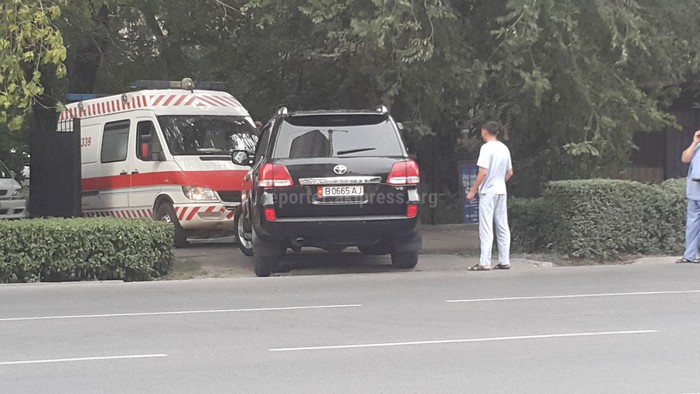 На ул.Киевской машина Скорой помощи не могла выехать cо двора дома, так как водитель оставил автомашину у ворот (фото)