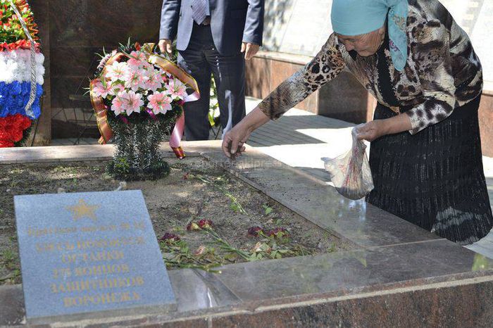 80-летняя Хадича апа из Иссык-Куля посетила в Воронеже братскую могилу, где был захоронен ее отец, числившийся во время ВОВ пропавшим без вести (фото)