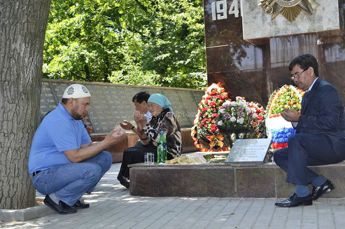 80-летняя Хадича апа из Иссык-Куля посетила в Воронеже братскую могилу, где был захоронен ее отец, числившийся во время ВОВ пропавшим без вести (фото)