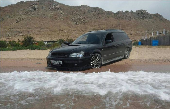 Subaru заехал на пляж Иссык-Куля, а Audi заехала в озеро (фото, видео)