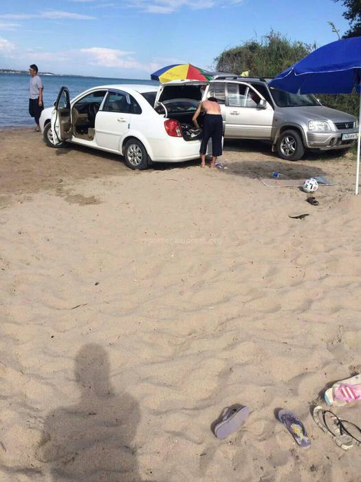 Subaru заехал на пляж Иссык-Куля, а Audi заехала в озеро (фото, видео)